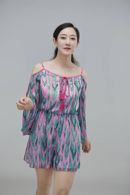 白色背景下穿着休闲时装的成年女性图片