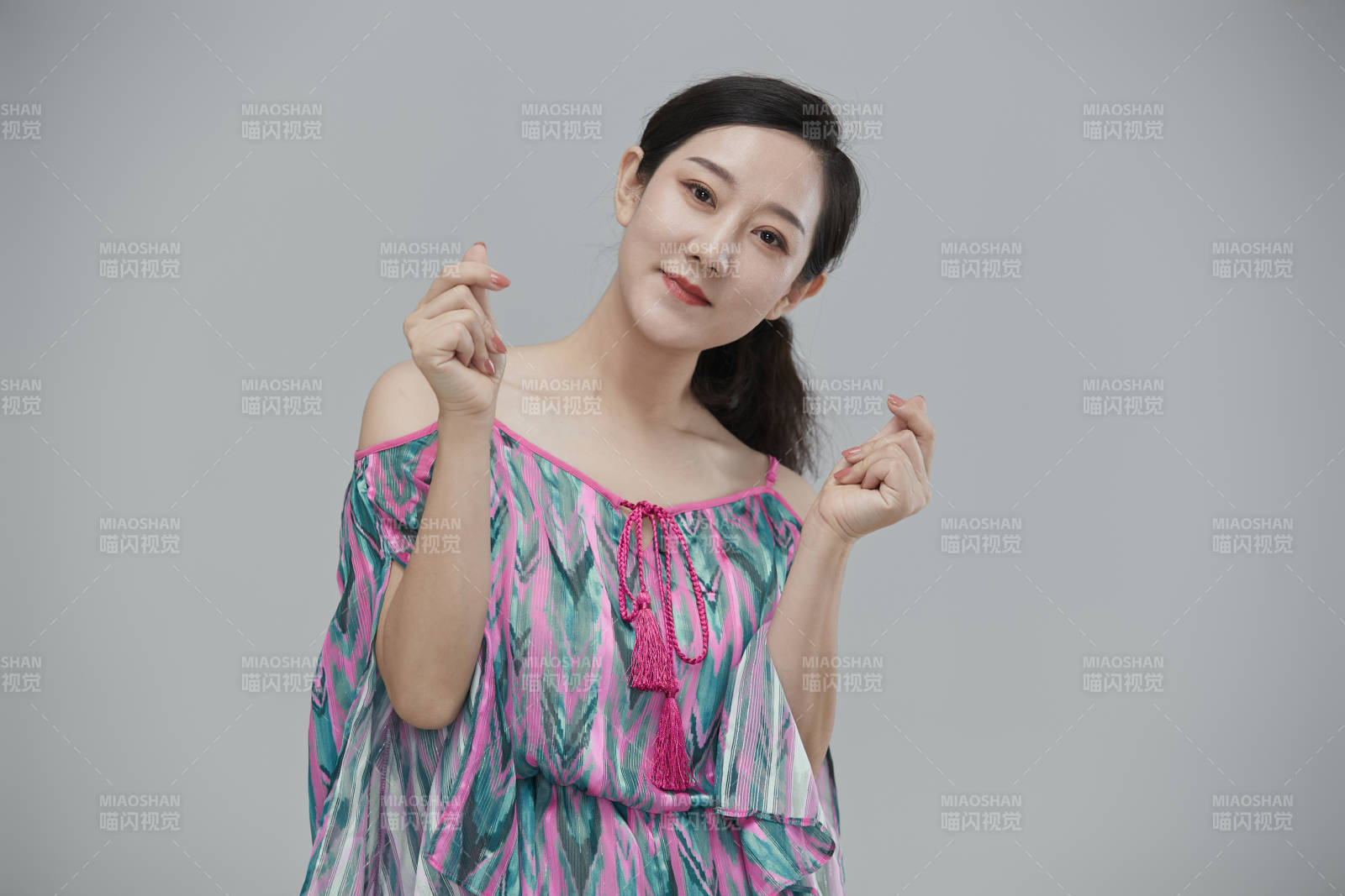 白色背景下穿着休闲时装的成年女性图片