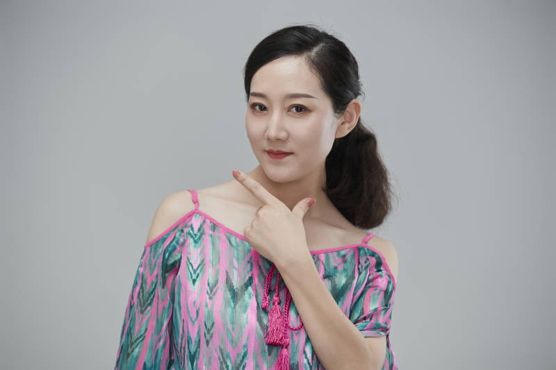 白色背景下穿着休闲时装的成年女性图片