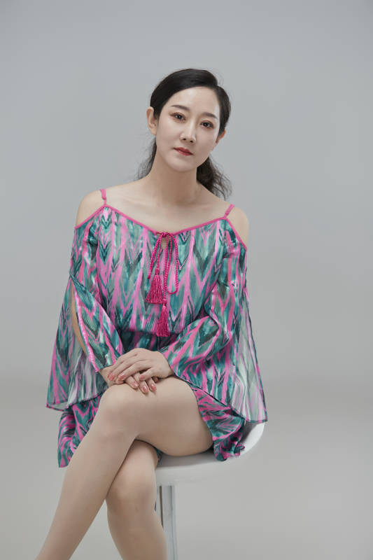 白色背景下穿着休闲时装的成年女性图片