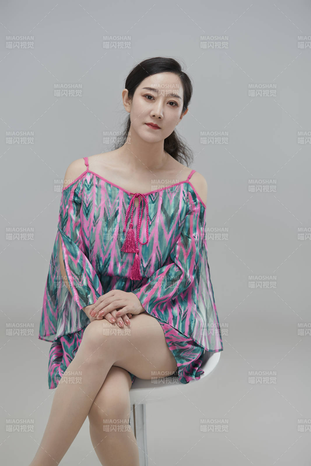 白色背景下穿着休闲时装的成年女性图片