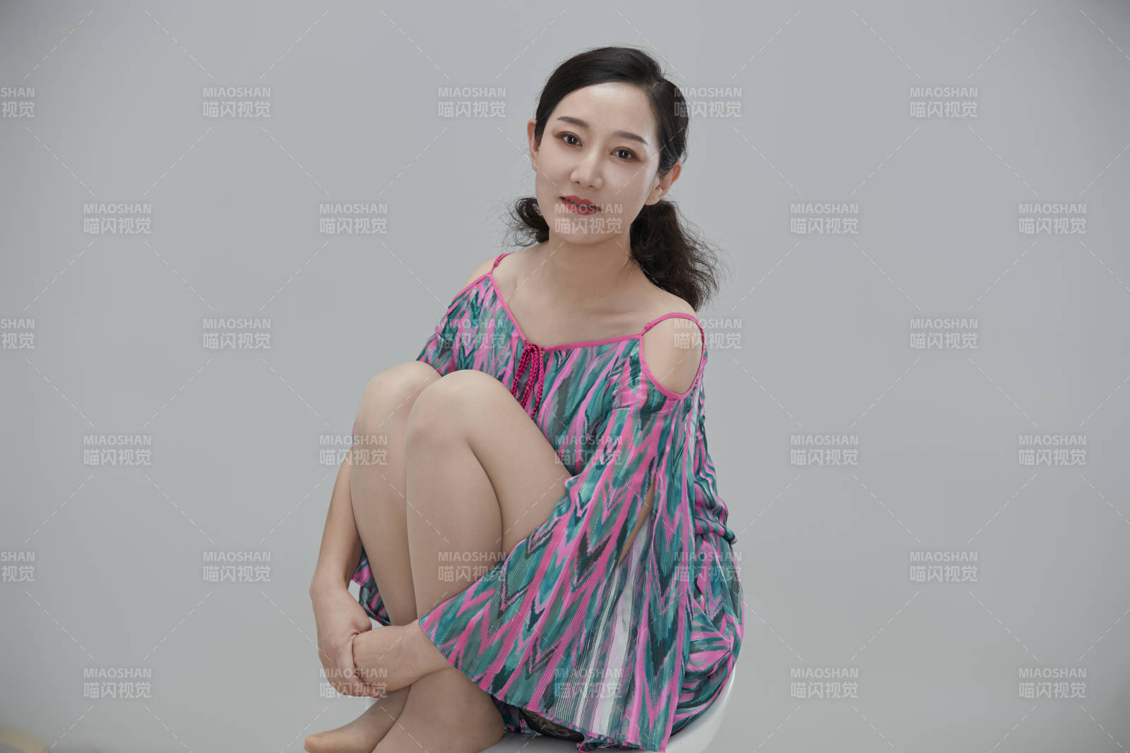 白色背景下穿着休闲时装的成年女性图片