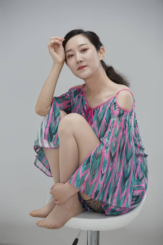 白色背景下穿着休闲时装的成年女性图片