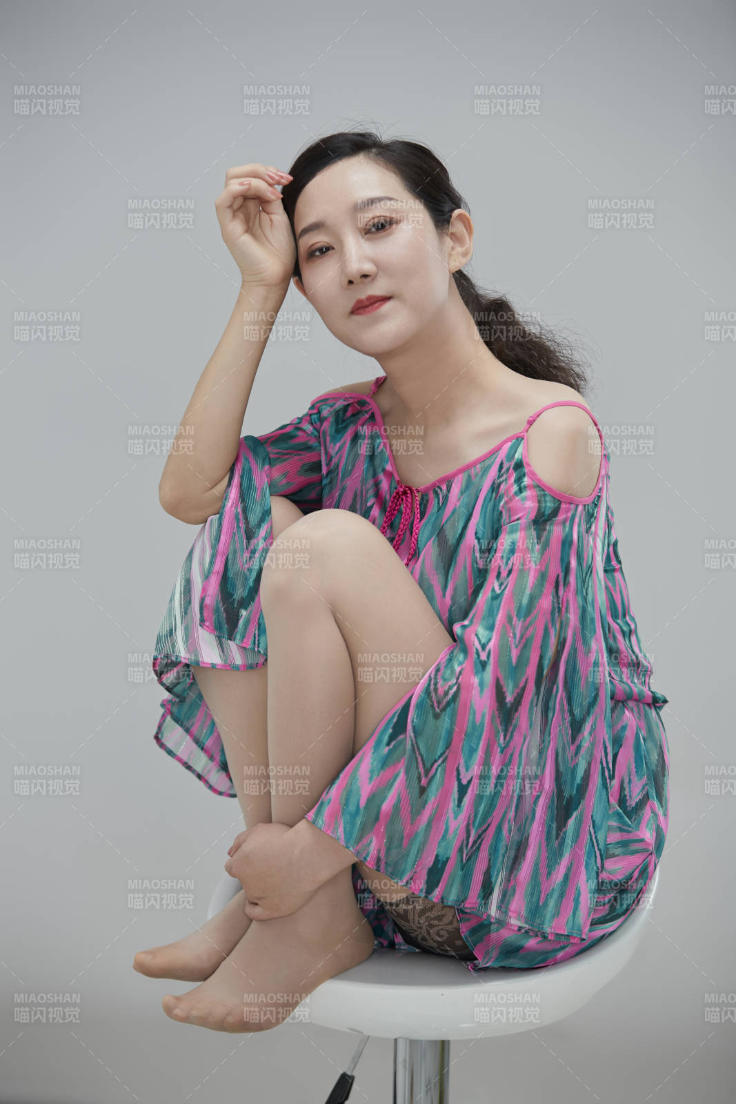 白色背景下穿着休闲时装的成年女性图片