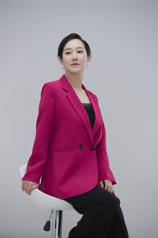 白色背景下职场职业成年女性经理人公关图片