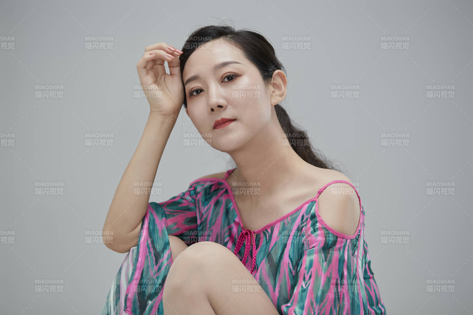 白色背景下穿着休闲时装的成年女性图片