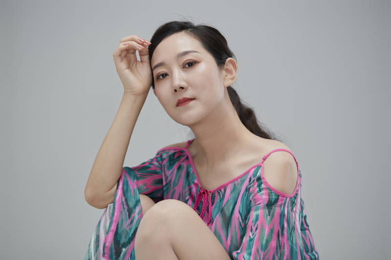 白色背景下穿着休闲时装的成年女性图片