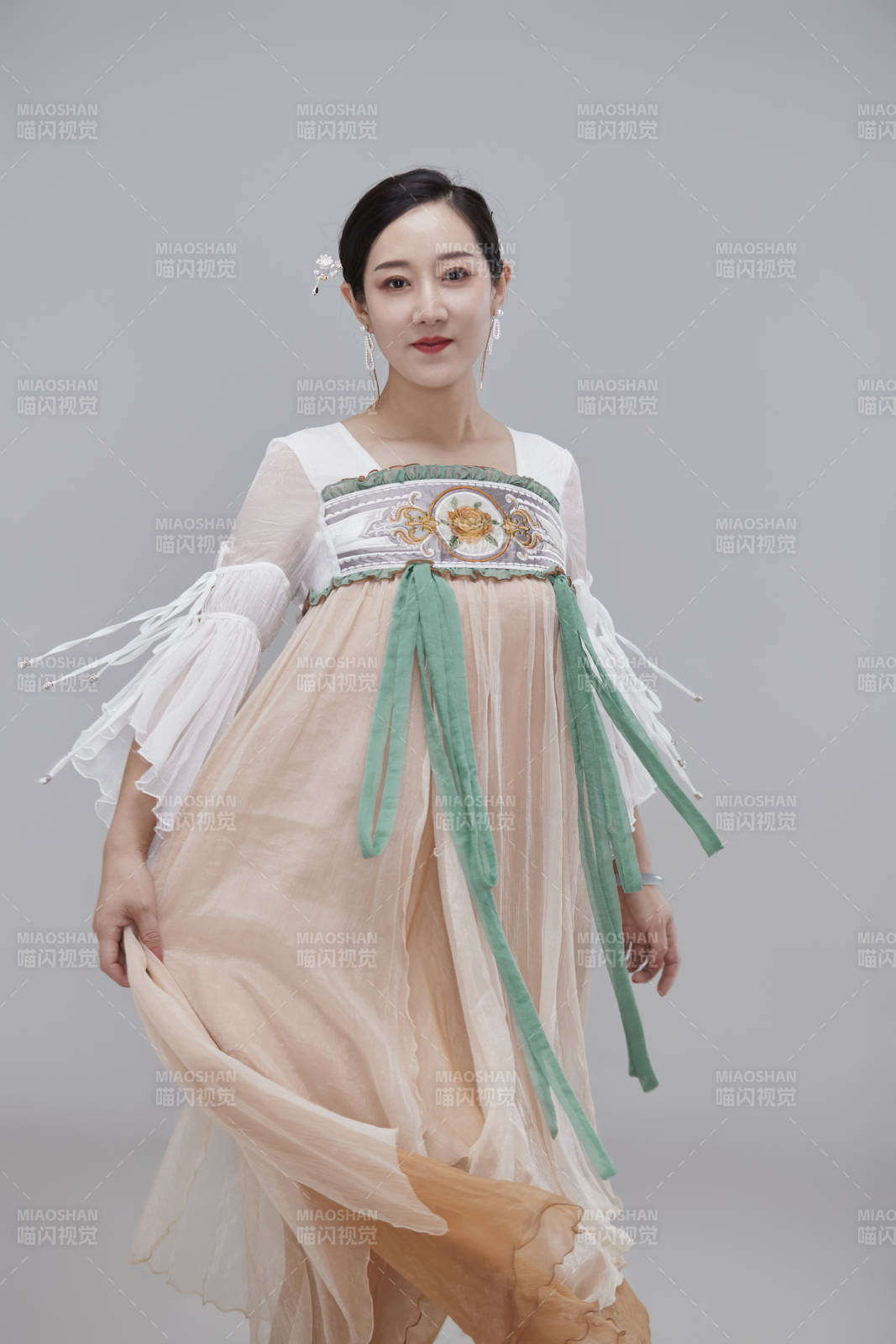 身穿古装汉服的亚洲成年女性图片