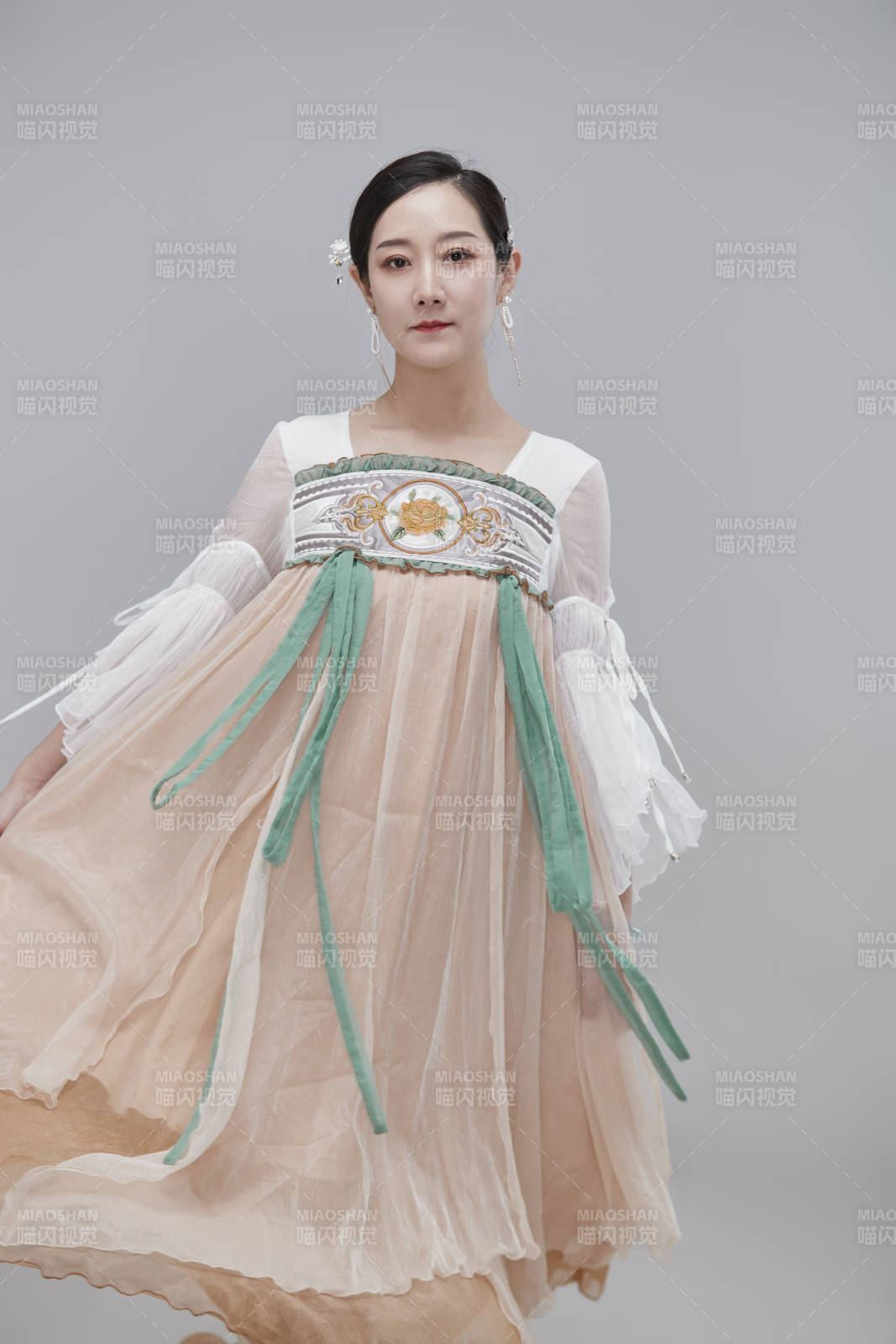 身穿古装汉服的亚洲成年女性图片