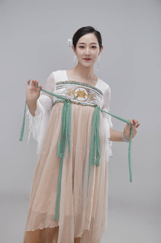 身穿古装汉服的亚洲成年女性图片