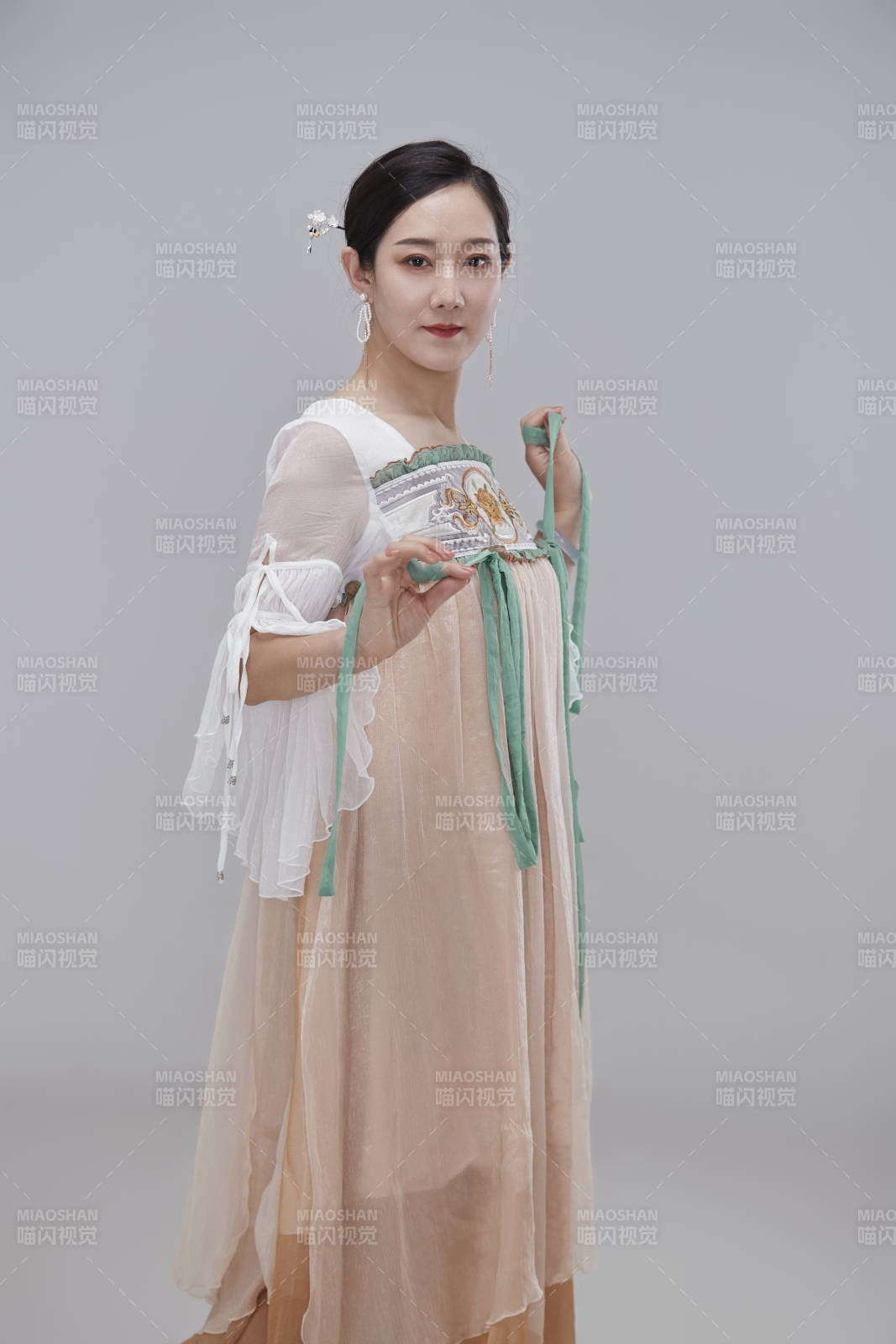 身穿古装汉服的亚洲成年女性图片