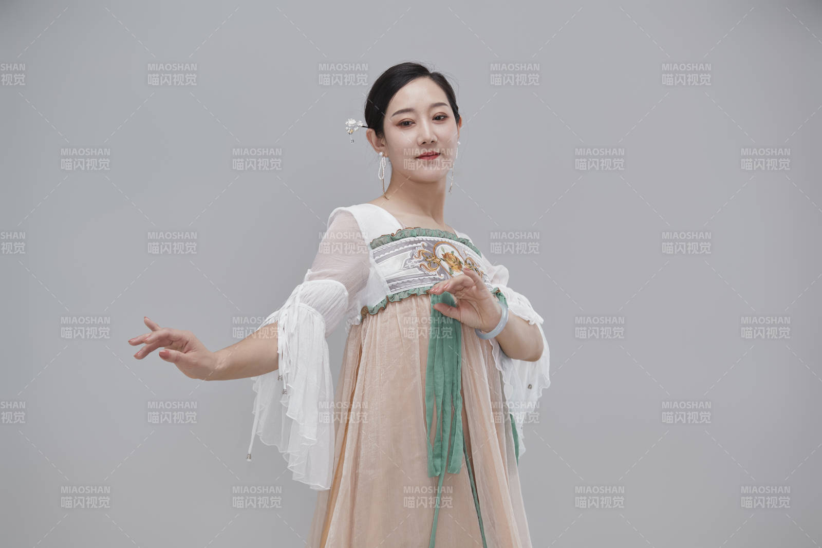 身穿古装汉服的亚洲成年女性图片