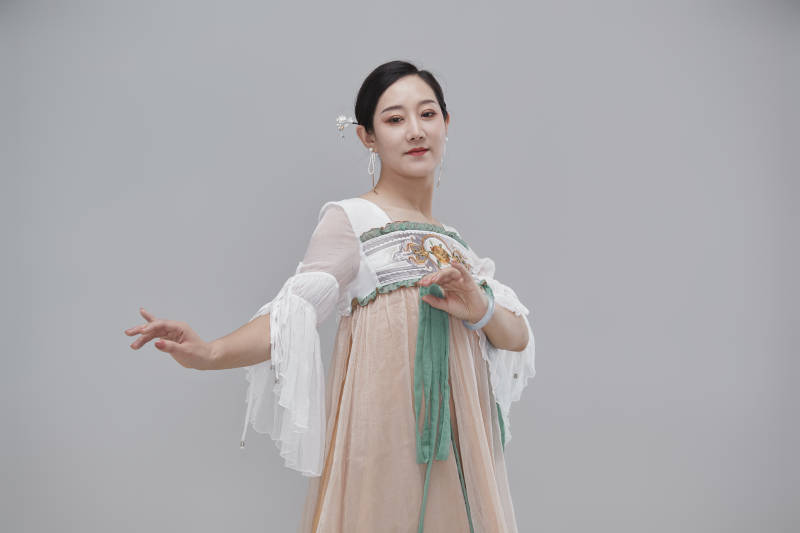 身穿古装汉服的亚洲成年女性图片