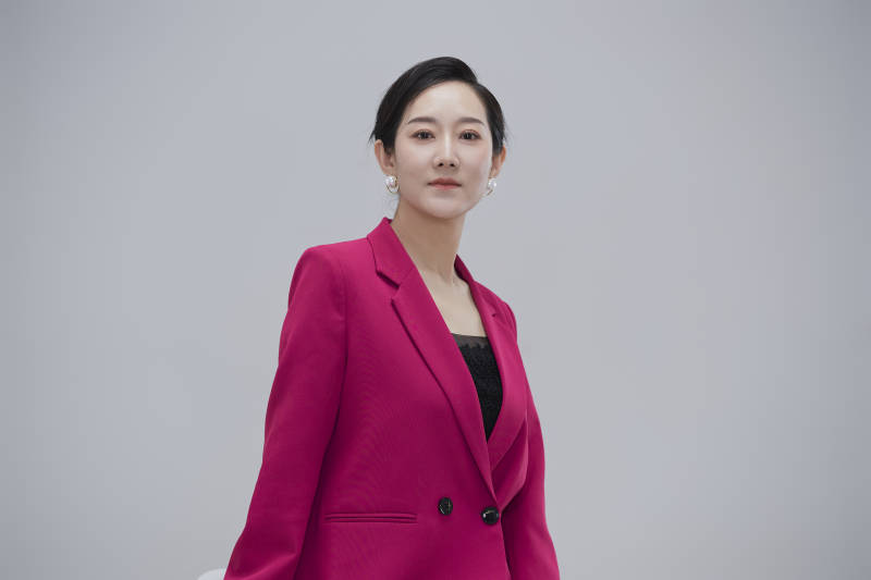 白色背景下职场职业成年女性经理人公关图片