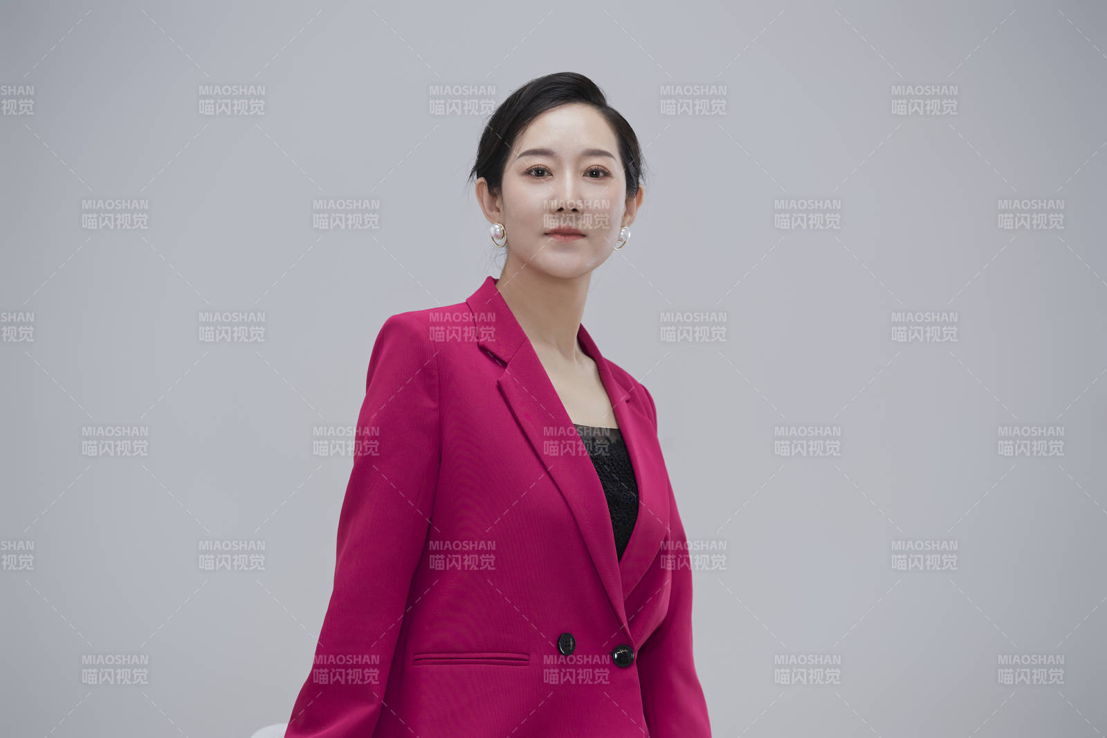 白色背景下职场职业成年女性经理人公关图片