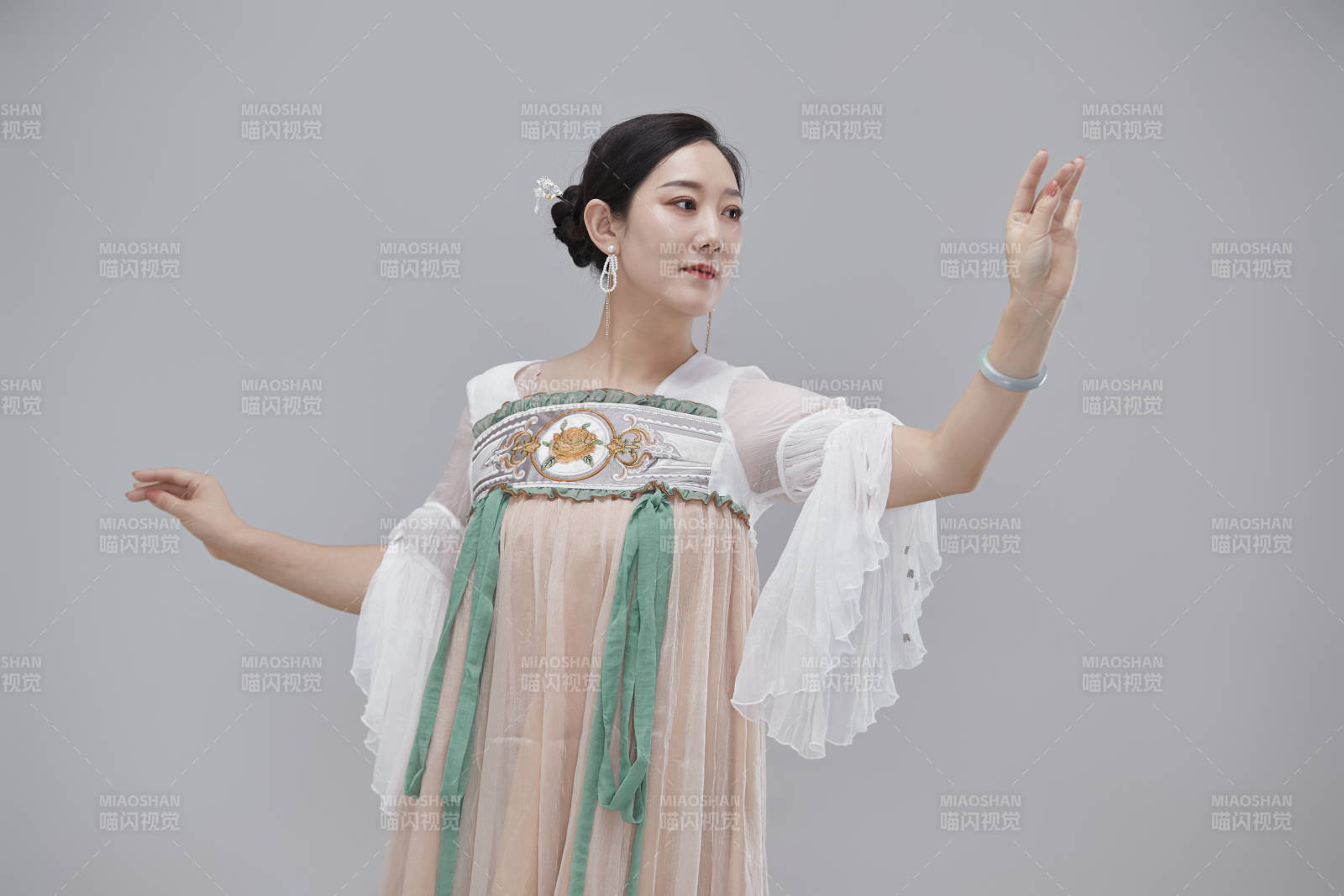 身穿古装汉服的亚洲成年女性图片