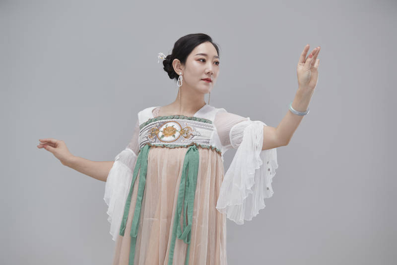 身穿古装汉服的亚洲成年女性图片