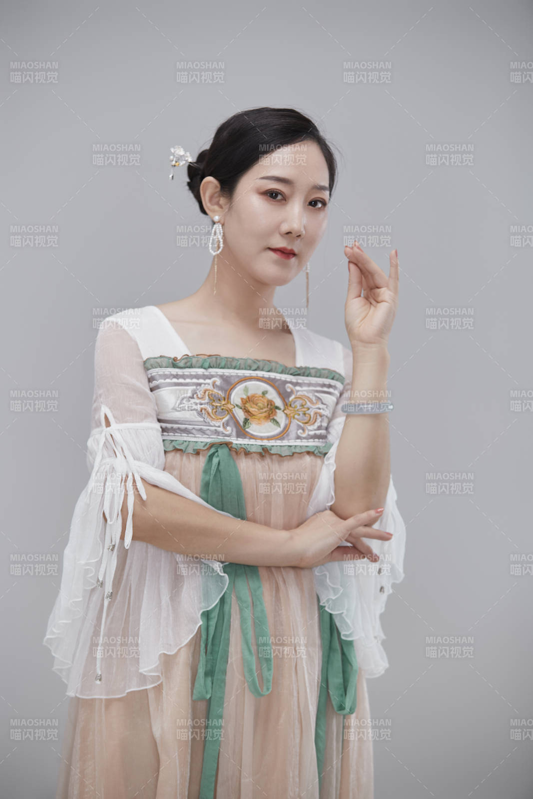身穿古装汉服的亚洲成年女性图片