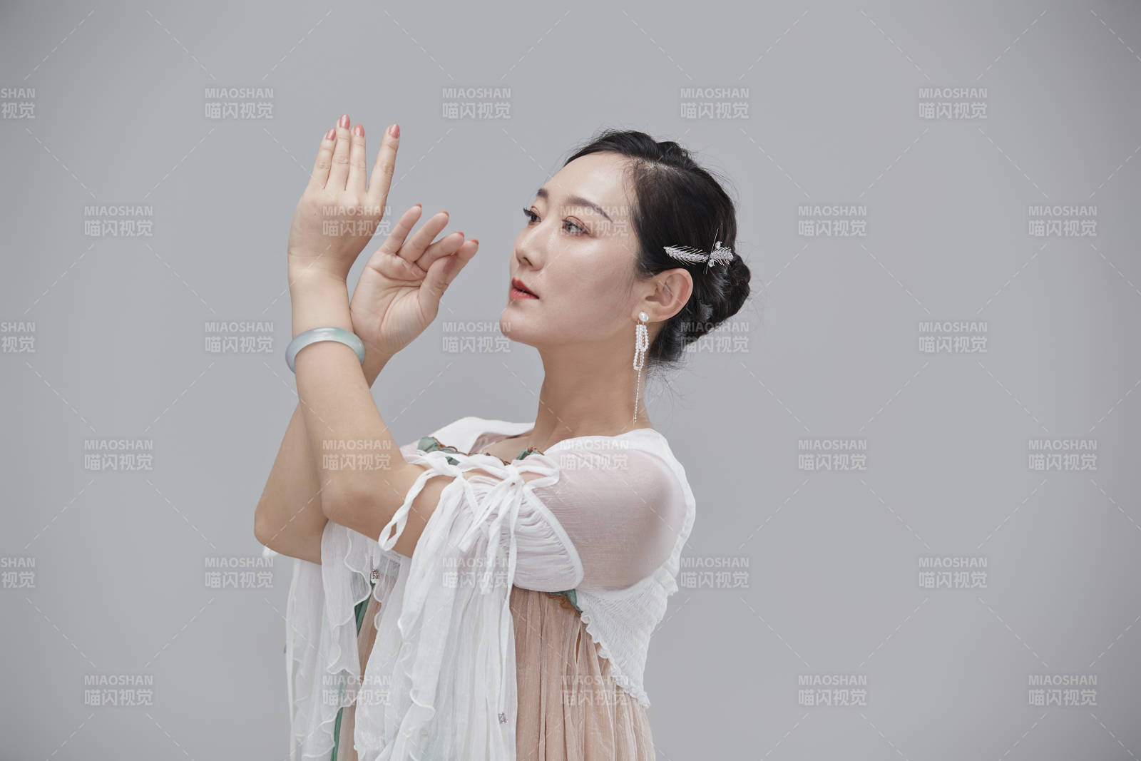 身穿古装汉服的亚洲成年女性图片