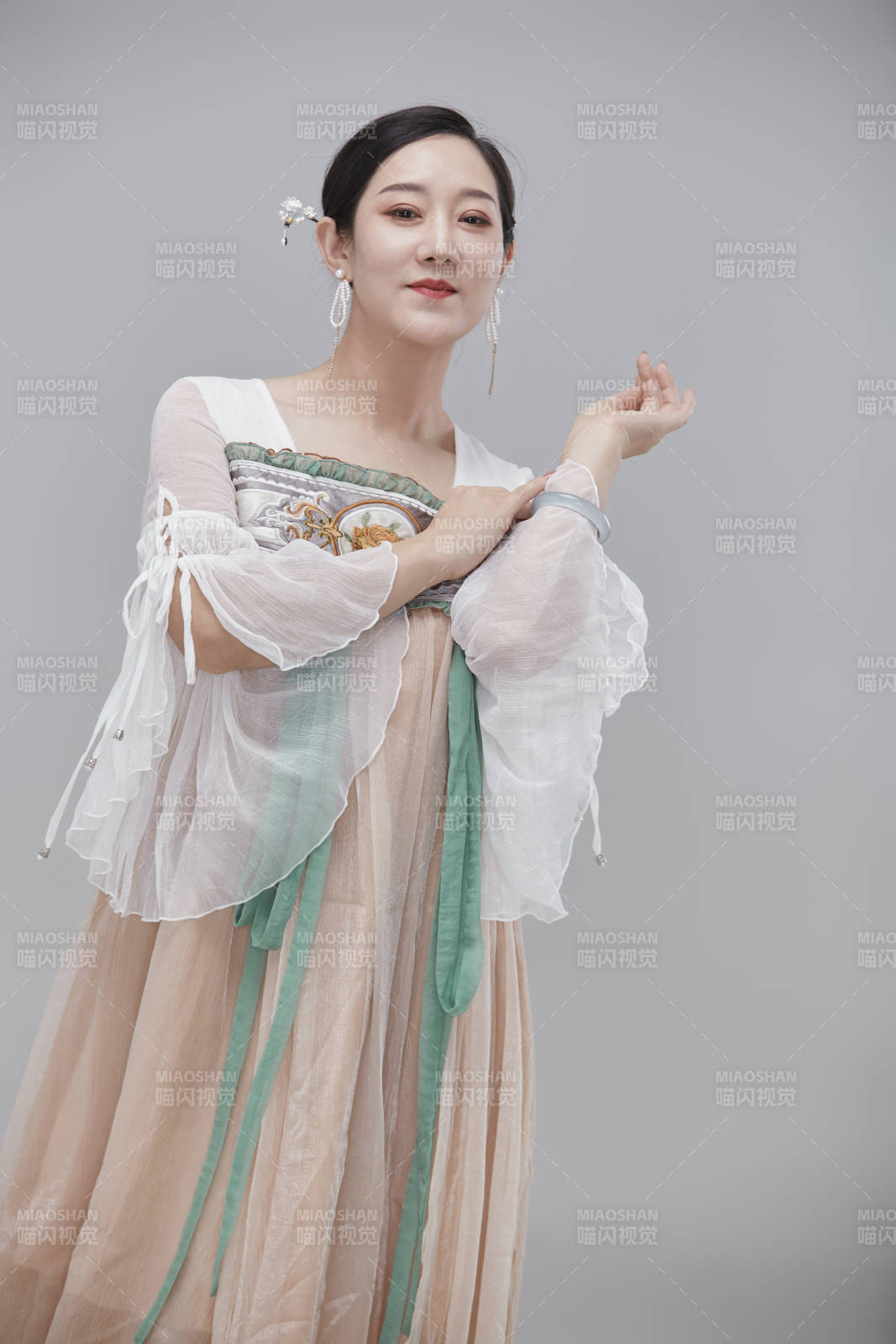 身穿古装汉服的亚洲成年女性图片