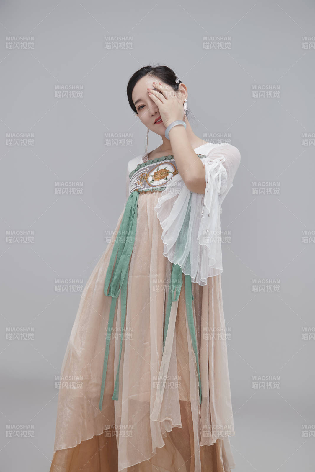 身穿古装汉服的亚洲成年女性图片