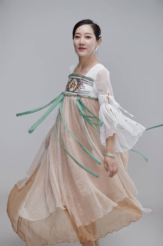 身穿古装汉服的亚洲成年女性图片
