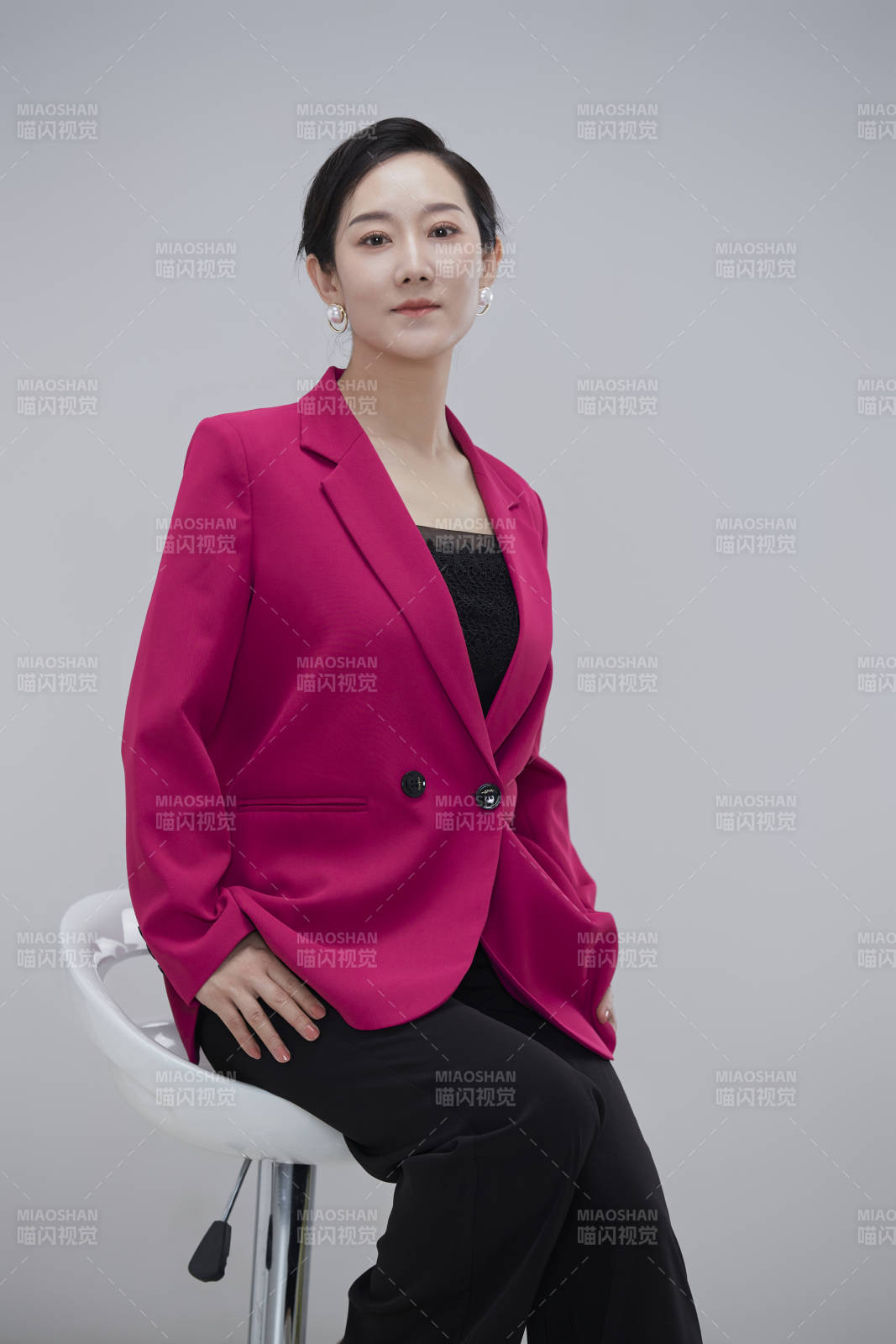 白色背景下职场职业成年女性经理人公关图片