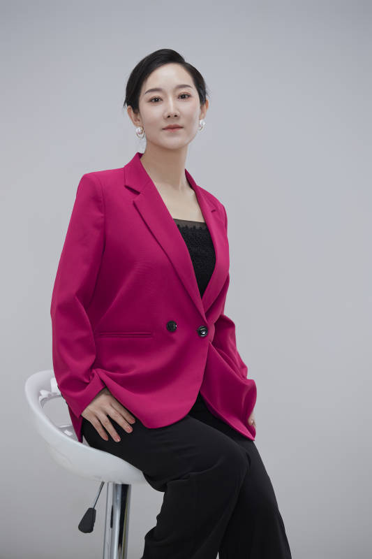 白色背景下职场职业成年女性经理人公关图片