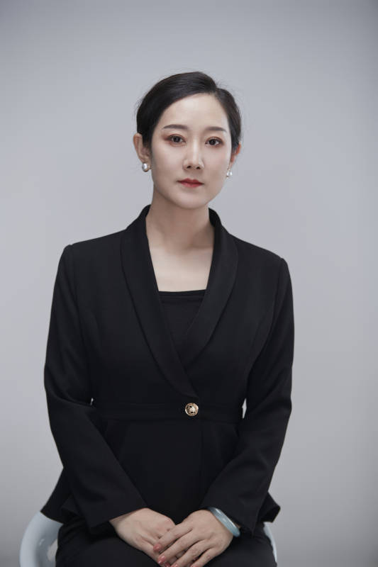 白色背景下职场职业成年女性文员公关图片