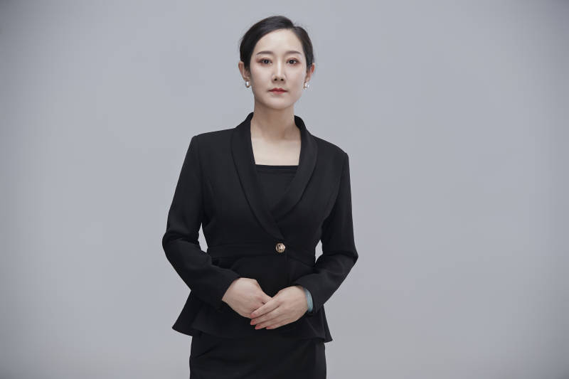 白色背景下职场职业成年女性文员公关图片