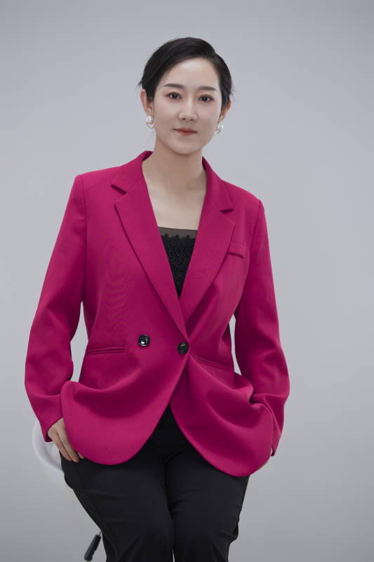 白色背景下职场职业成年女性经理人公关图片