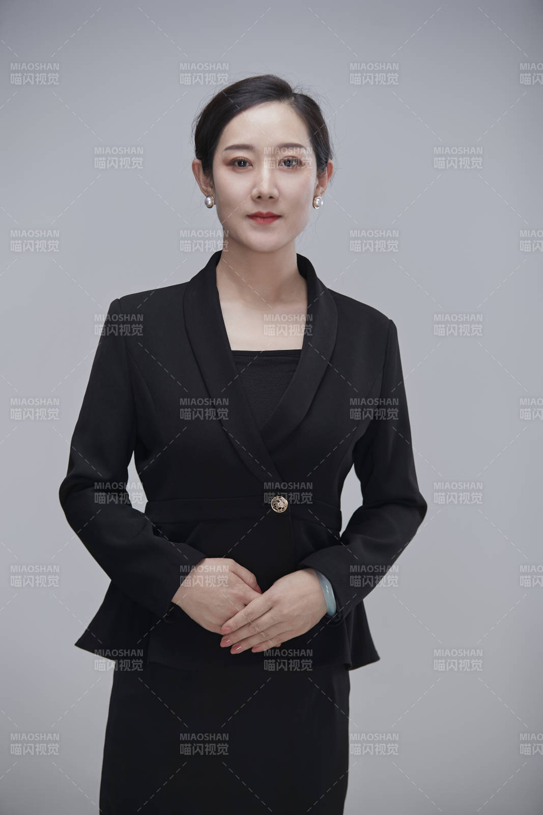 白色背景下职场职业成年女性文员公关图片