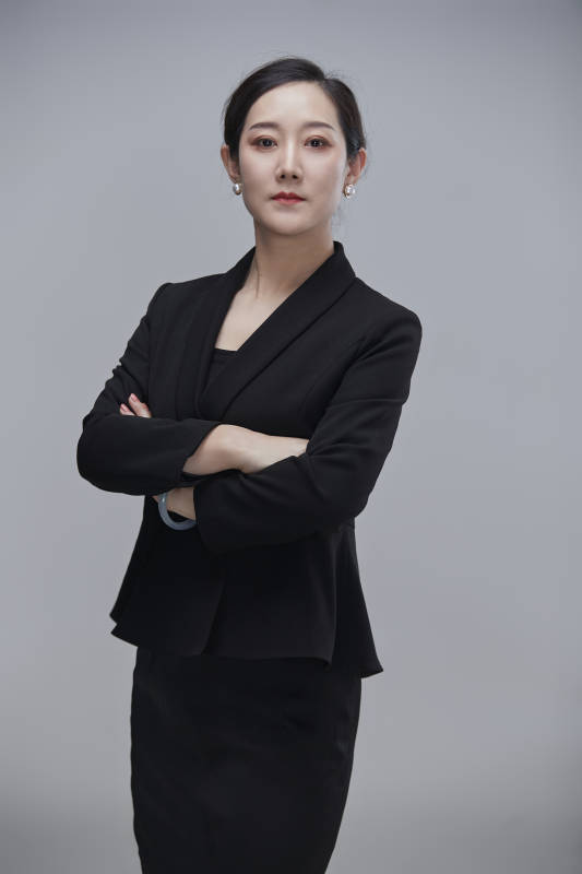 白色背景下职场职业成年女性文员公关图片