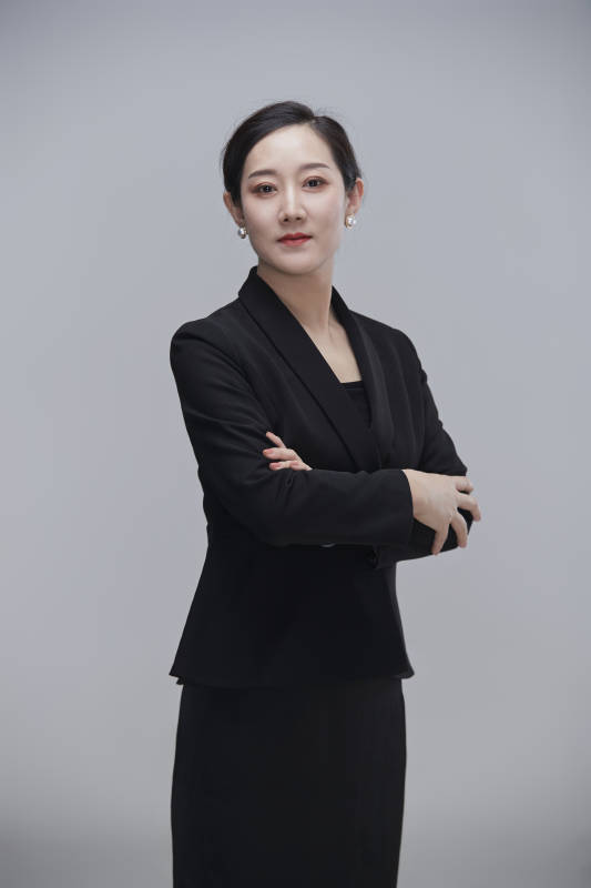 白色背景下职场职业成年女性文员公关图片