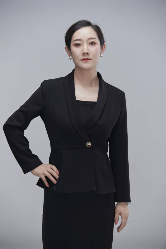 白色背景下职场职业成年女性文员公关图片