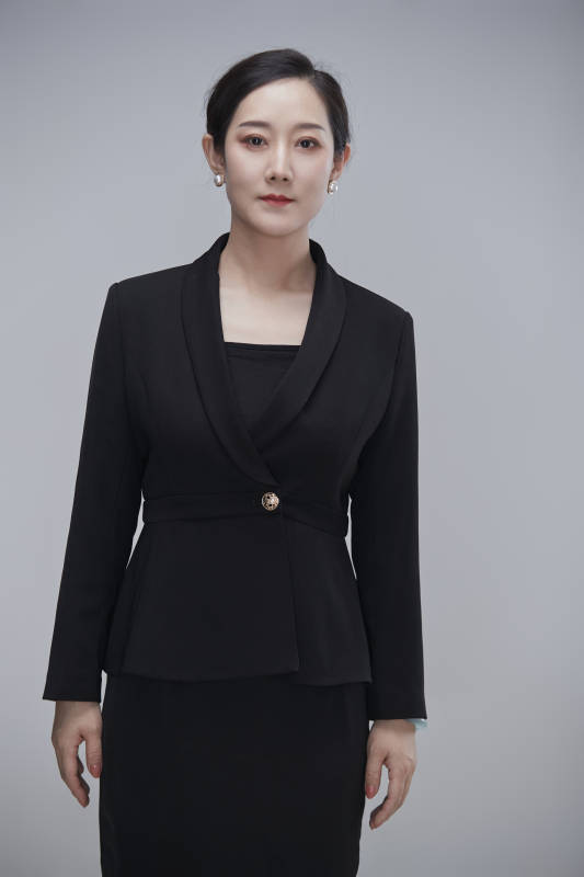 白色背景下职场职业成年女性文员公关图片