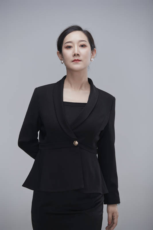 白色背景下职场职业成年女性文员公关图片