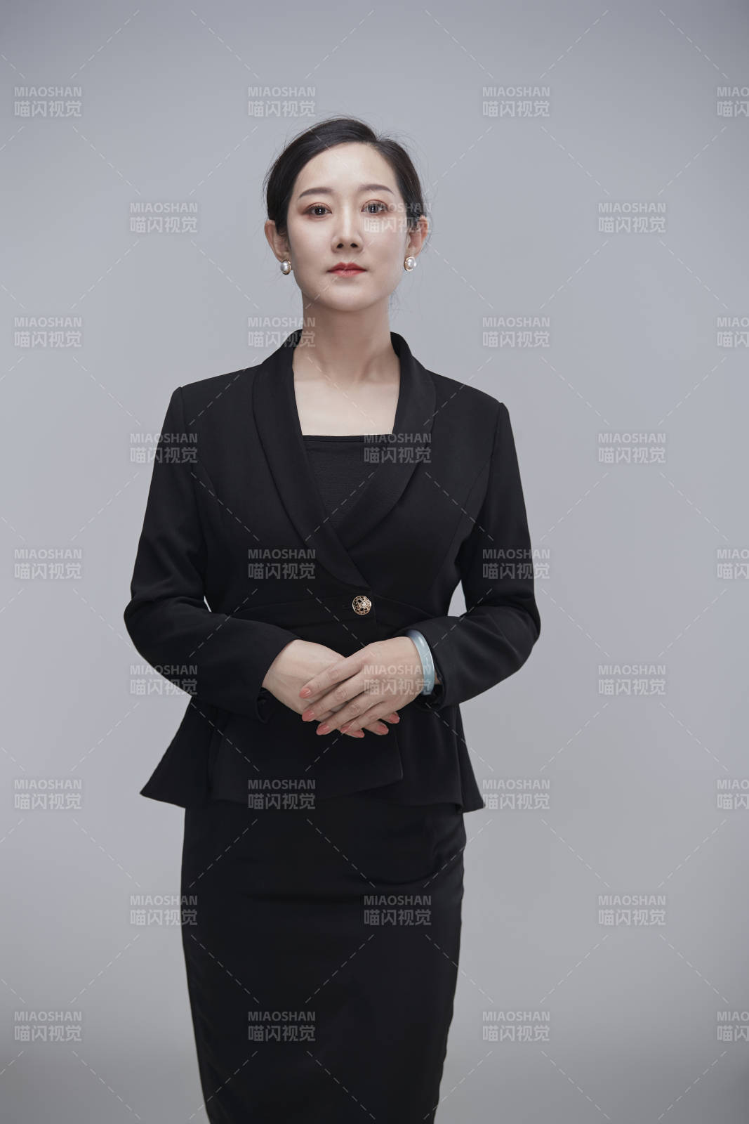 白色背景下职场职业成年女性文员公关图片