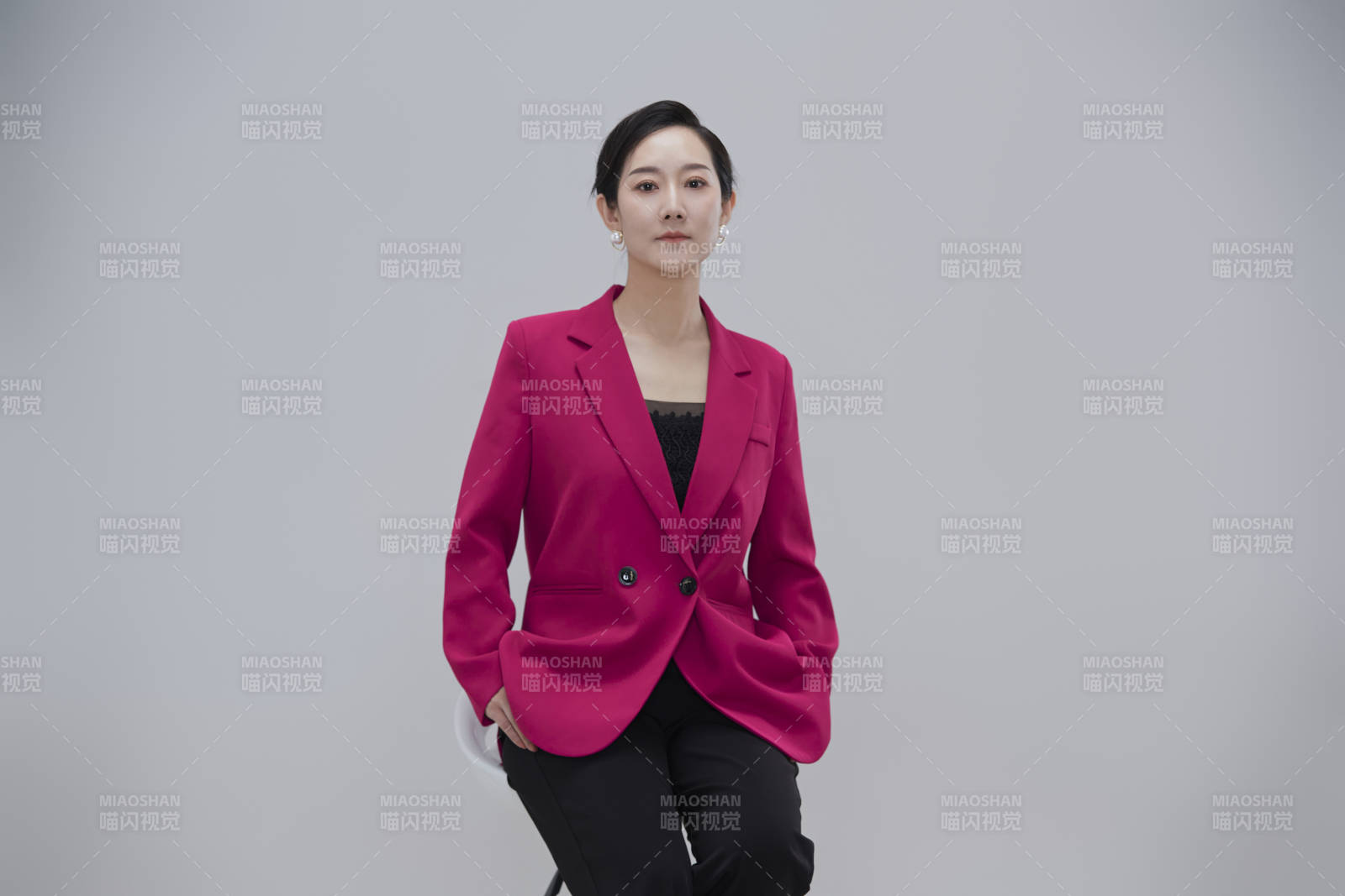 白色背景下职场职业成年女性经理人公关图片