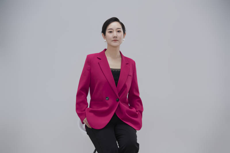 白色背景下职场职业成年女性经理人公关图片