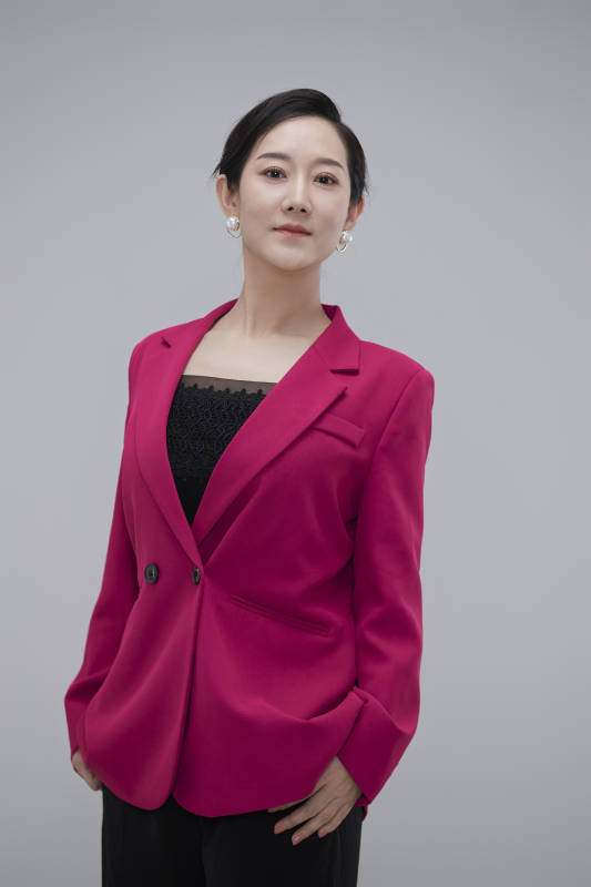 白色背景下职场职业成年女性经理人公关图片