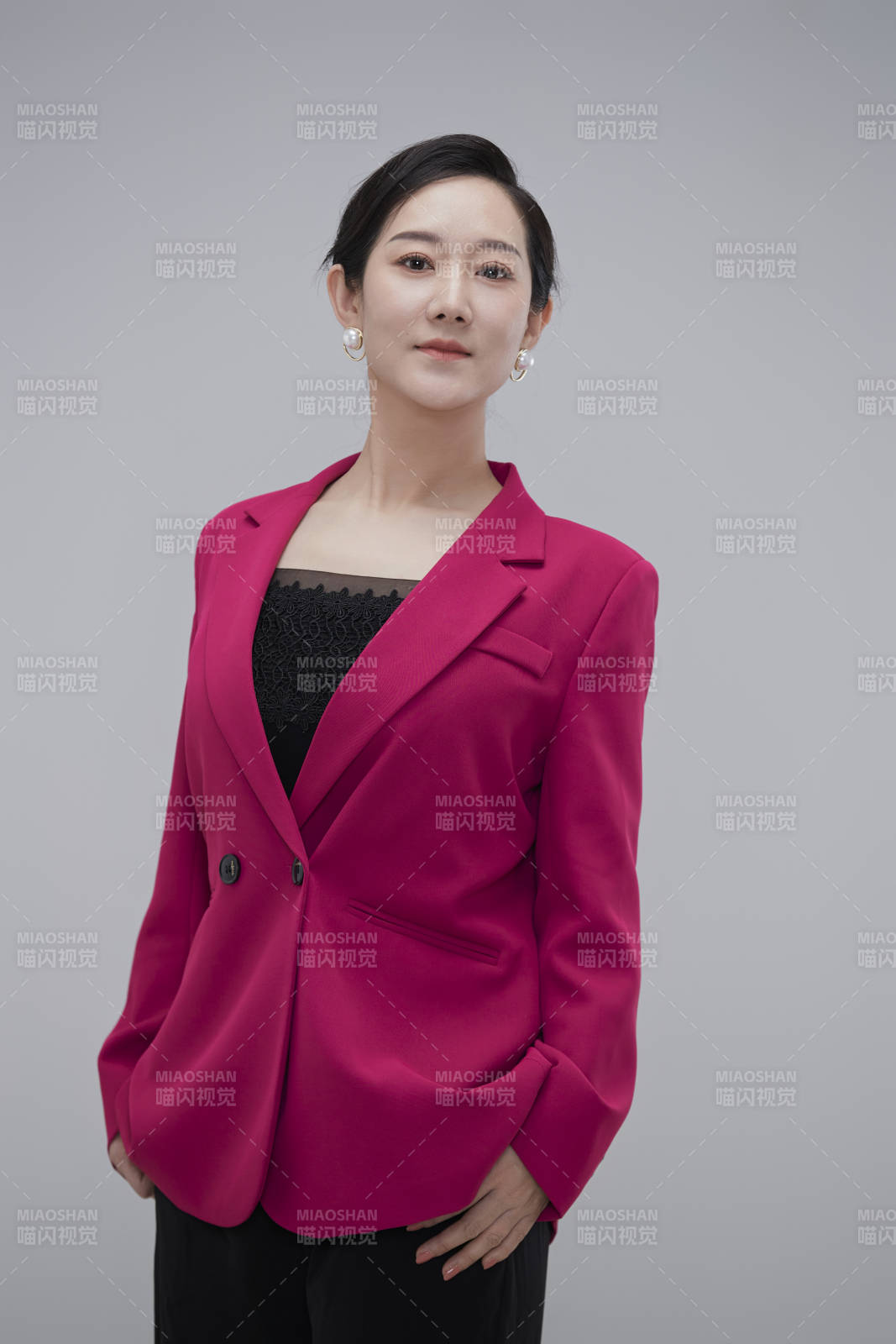 白色背景下职场职业成年女性经理人公关图片