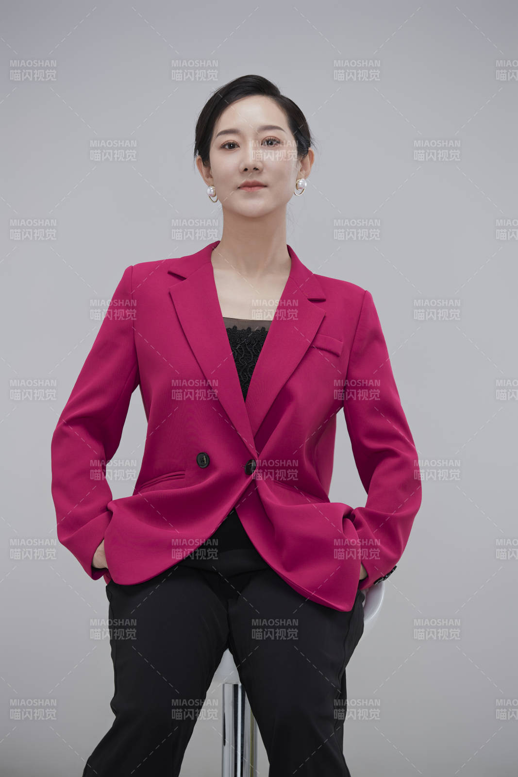 白色背景下职场职业成年女性经理人公关图片