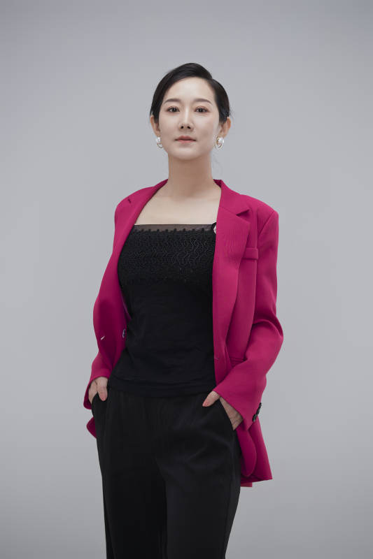 白色背景下职场职业成年女性经理人公关图片