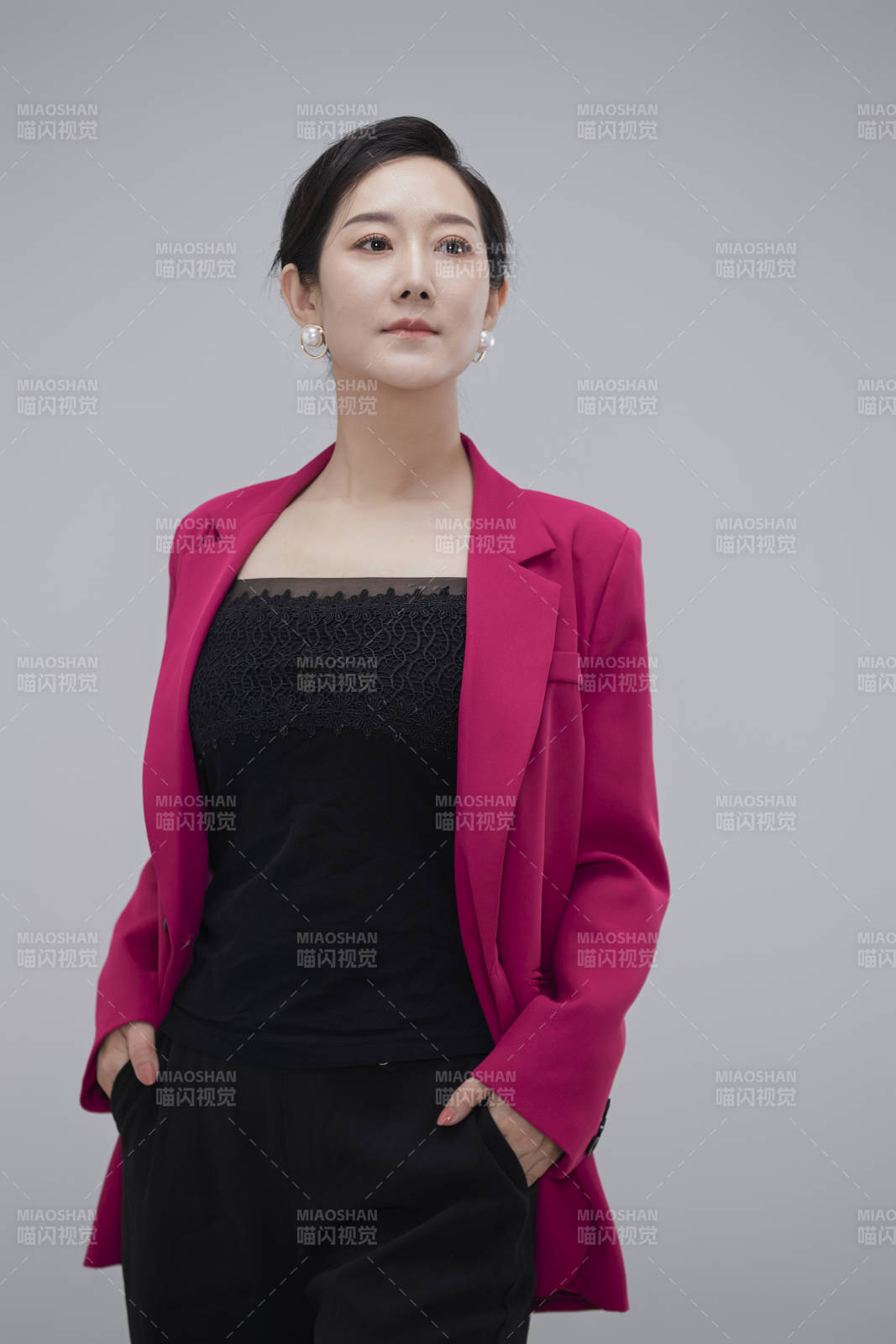 白色背景下职场职业成年女性经理人公关图片