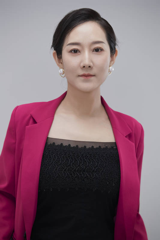 白色背景下职场职业成年女性经理人公关图片