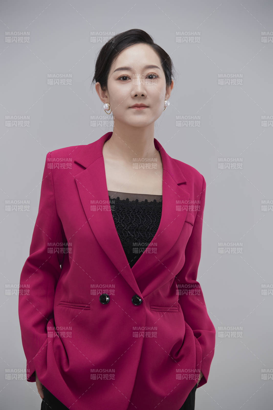 白色背景下职场职业成年女性经理人公关图片