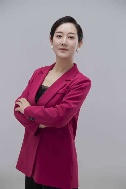 白色背景下职场职业成年女性经理人公关图片