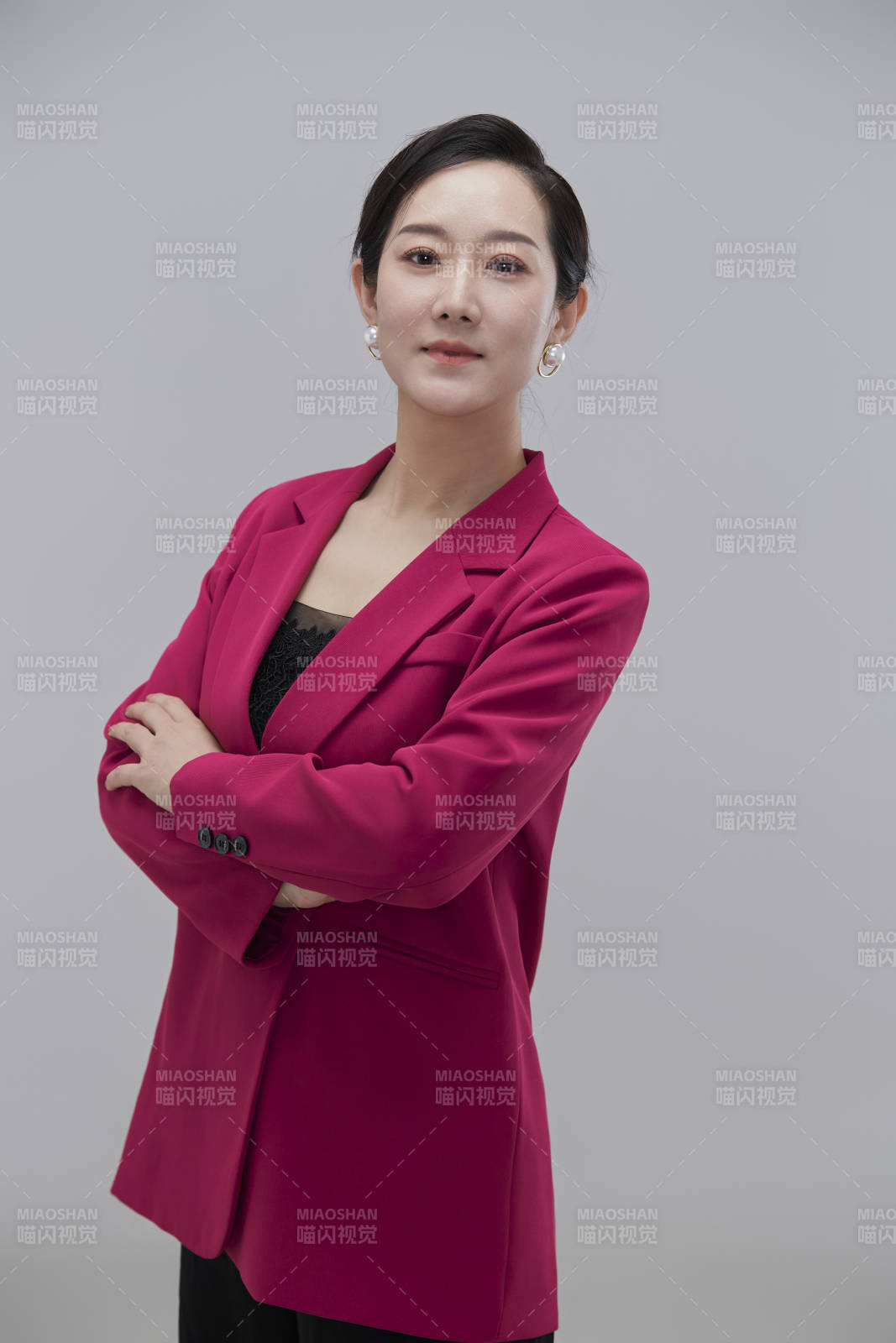 白色背景下职场职业成年女性经理人公关图片