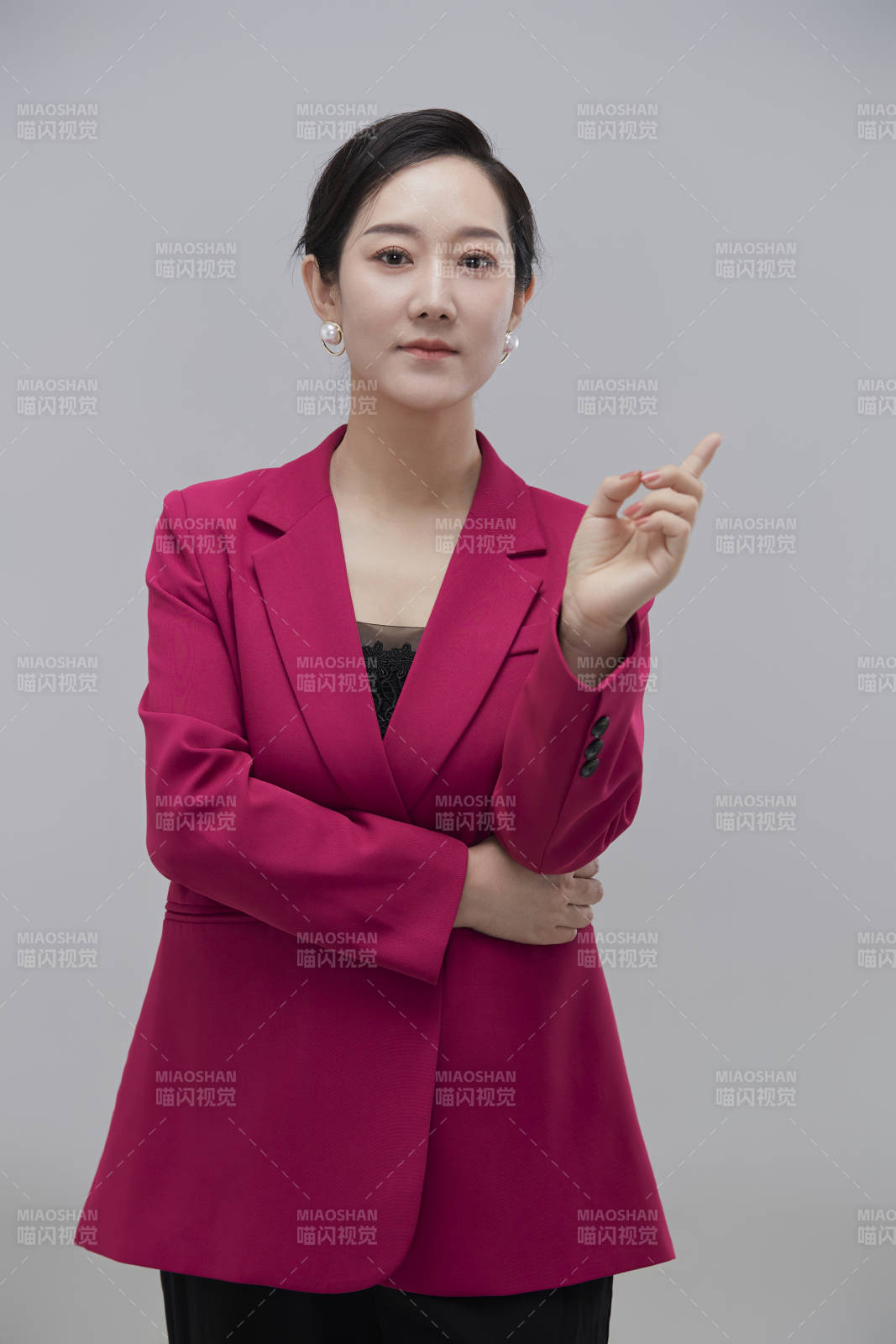 白色背景下职场职业成年女性经理人公关图片